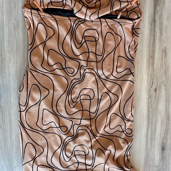 Pretty little thing dress tan and black abstract print 12 - Picture 4 of 7